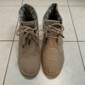 TOMS Size 8 espadrille boots taupe chambray